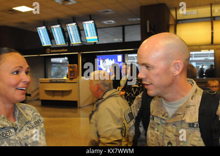 Fotos von: Sgt. Scott Wolfe Utah's Army Guard 128 Mobile Public Affairs Loslösung Rückkehr aus Afghanistan Deployment Draper, Utah - acht Mitglieder des Utah Army National Guard 128 Mobile Public Affairs Loslösung wird Home zurück nach einem 9-monatigen Einsatz in Afghanistan Mittwoch, 31.12.17. Die Soldaten kamen aus Übersee in Fort Dix, New Jersey, Anfang dieser Woche und haben sich einer Demobilisierung Verarbeitung. Die Mission der 128 war ein zweifaches: erstens, Sie haben öffentlich-angelegenheiten Unterstützung der International Security Assistance Force (ISAF) in Afghanistan. Stockfoto