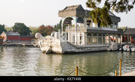 Der Marmor Boot auf Kunming See - Summer Palace, Beijing, China, VR China. Es ist auch als Boot der Reinheit und Einfachheit oder klare und ruhige Boot bekannt. Stockfoto