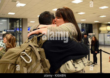 SALT LAKE CITY - Rund neun Soldaten aus dem 19 Special Forces Group (Airborne) nach Hause nach einer 6-monatigen übersee Bereitstellung Unterstützung Betrieb Erben Lösen in Afghanistan Februar 5 zurückgegeben. Die Drehung aus etwa 30 Soldaten aus der Einheit für Special Operations Support für US Central Command. Die anderen 20 Soldaten zur Rückkehr nach Hause im Monat. (U.S. Armee Foto freigegeben/Staff Sgt. Ashley Baum) Stockfoto