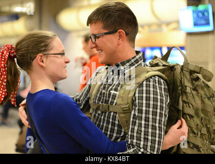 SALT LAKE CITY - Rund neun Soldaten aus dem 19 Special Forces Group (Airborne) nach Hause nach einer 6-monatigen übersee Bereitstellung Unterstützung Betrieb Erben Lösen in Afghanistan Februar 5 zurückgegeben. Die Drehung aus etwa 30 Soldaten aus der Einheit für Special Operations Support für US Central Command. Die anderen 20 Soldaten zur Rückkehr nach Hause im Monat. (U.S. Armee Foto freigegeben/Staff Sgt. Ashley Baum) Stockfoto