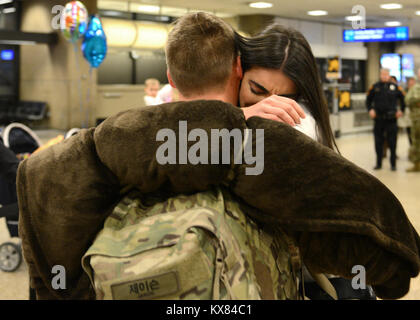 SALT LAKE CITY - Rund neun Soldaten aus dem 19 Special Forces Group (Airborne) nach Hause nach einer 6-monatigen übersee Bereitstellung Unterstützung Betrieb Erben Lösen in Afghanistan Februar 5 zurückgegeben. Die Drehung aus etwa 30 Soldaten aus der Einheit für Special Operations Support für US Central Command. Die anderen 20 Soldaten zur Rückkehr nach Hause im Monat. (U.S. Armee Foto freigegeben/Staff Sgt. Ashley Baum) Stockfoto