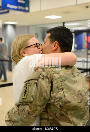 SALT LAKE CITY - Rund neun Soldaten aus dem 19 Special Forces Group (Airborne) nach Hause nach einer 6-monatigen übersee Bereitstellung Unterstützung Betrieb Erben Lösen in Afghanistan Februar 5 zurückgegeben. Die Drehung aus etwa 30 Soldaten aus der Einheit für Special Operations Support für US Central Command. Die anderen 20 Soldaten zur Rückkehr nach Hause im Monat. (U.S. Armee Foto freigegeben/Staff Sgt. Ashley Baum) Stockfoto