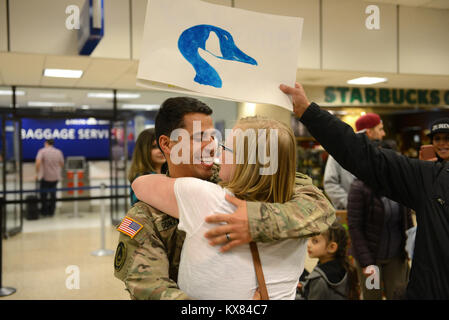 SALT LAKE CITY - Rund neun Soldaten aus dem 19 Special Forces Group (Airborne) nach Hause nach einer 6-monatigen übersee Bereitstellung Unterstützung Betrieb Erben Lösen in Afghanistan Februar 5 zurückgegeben. Die Drehung aus etwa 30 Soldaten aus der Einheit für Special Operations Support für US Central Command. Die anderen 20 Soldaten zur Rückkehr nach Hause im Monat. (U.S. Armee Foto freigegeben/Staff Sgt. Ashley Baum) Stockfoto