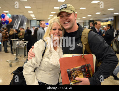 SALT LAKE CITY - Etwa 15 Soldaten aus dem 19 Special Forces Group (Airborne) nach Hause nach einer 6-monatigen übersee Bereitstellung Unterstützung Betrieb Erben Lösen in Afghanistan Feb 12 zurück. Die Drehung aus etwa 30 Soldaten aus der Einheit für Special Operations Support für US Central Command. Dies ist der zweiten Welle von 19 SFG (A) Soldaten der Rückkehr von der Bereitstellung, mit der ersten Gruppe nach Hause 5. (U.S. Armee Foto freigegeben/Staff Sgt. Ashley Baum) Stockfoto