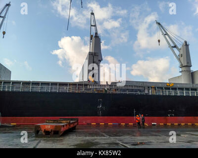 Kran auf ein Schiff im Hafen. Stockfoto