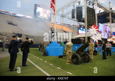 US Army National Guard durchführen zeremoniellen Pflichten bei Sport Veranstaltung im Stadion von Feuer. Stockfoto