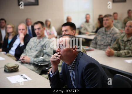 Der US-Senator Mike Lee trifft sich mit Generalmajor Jeff Burton und Utah National Guard Soldaten an der West Jordan, Army Aviation Support Facility August 30, 2016. Senator Lee war kurz über die Luftfahrt Resturcture Initiative hinsichtlich der Apache Helikopter. Stockfoto