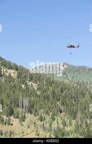 Der Oregon National Guard aktiviert wurde die Brandbekämpfung auf der Box Canyon Feuer ca. 12 Meilen östlich von Oakley, Utah, 12.08.28 zu unterstützen. In Utah 2 Bataillon, 211 Aviation Regiment, 97th Aviation Truppe den Befehl, sofern zwei Black Hawk Hubschraubern, jedes mit zwei Piloten und eine Crew Chief, um zu helfen, den Brand mit Wasser aus der Luft zu unterdrücken. (National Guard Foto von 1 Sgt. Brock Jones, Utah National Guard Public Affairs) Stockfoto