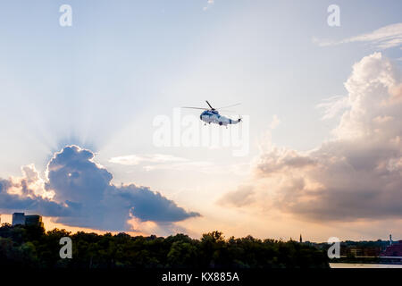 Presidential Marine Hubschrauber fliegen über den Potomac in Washington DC in der Dämmerung Stockfoto