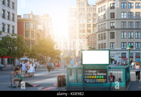Masse von Menschen zu Fuß in Union Square Park in der Nähe der 14th Street U-Bahn Station in Manhattan, New York City NEW YORK CITY mit einem leeren Plakat anmelden und glowi Stockfoto