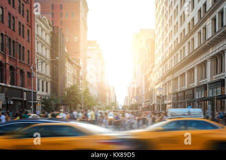 Schnelle Bewegung in New York City als gelbe Taxis zur Verfügung, mit denen Geschwindigkeit, die 5th Avenue mit Massen von Menschen zu Fuß über die Kreuzung am 23 Straße Stockfoto