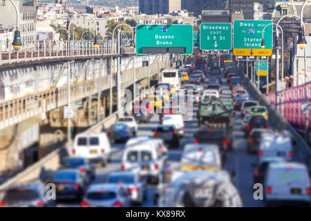 Rush Hour Traffic Jam mit Autos, Lastwagen, Busse und Taxis auf der Williamsburg Bridge in Brooklyn, New York City NYC Stockfoto