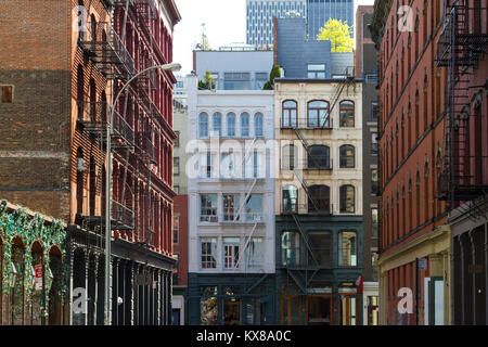 Historische Gebäude an der Kreuzung von Crosby und Howard Street in Soho in Manhattan, New York City NYC Stockfoto