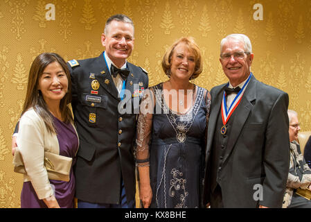 Der Oregon National Guard bewirtet die 56. jährliche Bronze minuteman Awards Dinner in Salt Lake City, 22. Juni 2017. Utah Gouverneur Gary R. Herbert und Generalmajor Jefferson Burton, Adjutant General von der Utah Guard, die Auszeichnung an sechs Empfänger. (U.S. Nationalgarde Foto von 1 Sgt. Brock Jones, 128 MPAD) Stockfoto