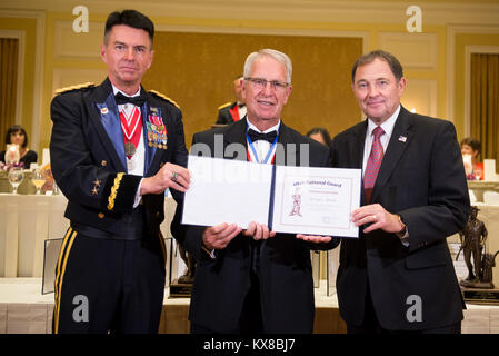 Utah Gouverneur Gary R. Herbert und Generalmajor Jefferson Burton, Adjutant General von der Utah Guard, präsentieren die Bronze minuteman Award an Dr. Stan Albrecht während der 56. jährlichen Bronze minuteman Awards Dinner in Salt Lake City, 22. Juni 2017. (U.S. Nationalgarde Foto von 1 Sgt. Brock Jones, 128 MPAD) Stockfoto