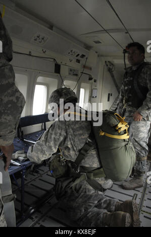 US Fallschirmjäger vorbereiten zu springen Stockfoto