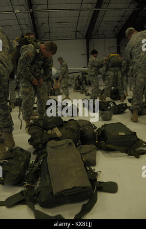 US Fallschirmjäger vorbereiten zu springen Stockfoto