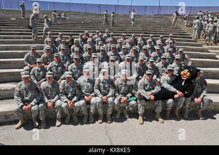 Soldaten der Task Force Panther 1 Bataillon bei Panther Streik 2012 zugewiesenen sammeln für ein Gruppenfoto im Camp Williams Amphitheater, Juni 23. (U.S. Armee Foto: Staff Sgt, Whitney Houston, 128 MPAD) Stockfoto