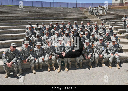 Soldaten der Task Force Panther 4 Bataillon bei Panther Streik 2012 zugewiesenen sammeln für ein Gruppenfoto im Camp Williams Amphitheater, Juni 23. (U.S. Armee Foto: Staff Sgt, Whitney Houston, 128 MPAD) Stockfoto