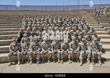 Soldaten der Task Force während der Panther Panther Streik 2012 zugewiesenen sammeln für ein Gruppenfoto im Camp Williams Amphitheater, Juni 23. (U.S. Armee Foto: Staff Sgt, Whitney Houston, 128 MPAD) Stockfoto