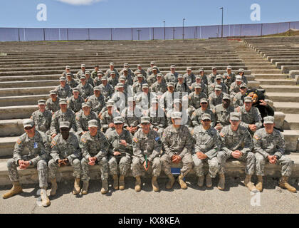 Soldaten der Task Force Panther 3 Bataillon bei Panther Streik 2012 zugewiesenen sammeln für ein Gruppenfoto im Camp Williams Amphitheater, Juni 23. (U.S. Armee Foto: Staff Sgt, Whitney Houston, 128 MPAD) Stockfoto