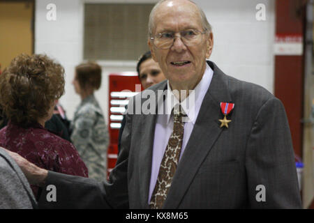 Richard Johnson lächelt nach offiziell empfangen die Bronze-Medaille, die er vor 65 Jahren erwarb. Johnson, ein Weltkriegveteran, im europäischen Theater der Operationen als Infanterie machine Gunner mit dem Segelflugzeug 194th Infanterie Regiment gedient, 17 Airborne Division, offiziell bekamen die BSM-er während des Zweiten Weltkriegs in einer Zeremonie am E. J. Garn Luftfahrt Komplex in West Jordan 19.11.2010 erwarb. Stockfoto