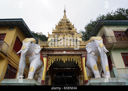 Eingang auf Poipa und zwei weiße Elefanten mount zu monastyery Stockfoto