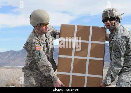 PROVO, Utah - der 197Th Special Truppen Unternehmen (A), die US-Armee zusammen mit Kollegen aus den Uganda People's Defence Force (UPDF) Feb.7-15 für aerial Delivery System einarbeiten und die Maßnahmen zur Erhöhung der ATLAS DROP 2011 übung Ziele. ATLAS DROP ist eine jährliche gemeinsame Antenne - Lieferung übung, die zusammen bringt US-Armee Personal mit Amtskollegen aus die UPDF. ATLAS DROP wurde 1996 als U.S. European Command - geförderte Übung, entworfen, um weitere Cross-selling-Training und die Interoperabilität zwischen den beiden Armeen in Unternehmen, bilaterale Airborne op eingeleitet Stockfoto