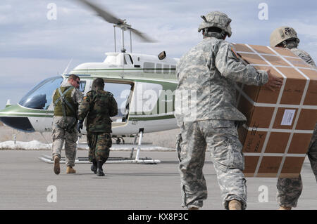 PROVO, Utah - der 197Th Special Truppen Unternehmen (A), die US-Armee zusammen mit Kollegen aus den Uganda People's Defence Force (UPDF) Feb.7-15 für aerial Delivery System einarbeiten und die Maßnahmen zur Erhöhung der ATLAS DROP 2011 übung Ziele. ATLAS DROP ist eine jährliche gemeinsame Antenne - Lieferung übung, die zusammen bringt US-Armee Personal mit Amtskollegen aus die UPDF. ATLAS DROP wurde 1996 als U.S. European Command - geförderte Übung, entworfen, um weitere Cross-selling-Training und die Interoperabilität zwischen den beiden Armeen in Unternehmen, bilaterale Airborne op eingeleitet Stockfoto