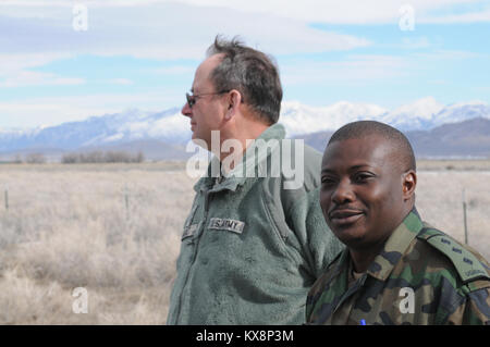 PROVO, Utah - der 197Th Special Truppen Unternehmen (A), die US-Armee zusammen mit Kollegen aus den Uganda People's Defence Force (UPDF) Feb.7-15 für aerial Delivery System einarbeiten und die Maßnahmen zur Erhöhung der ATLAS DROP 2011 übung Ziele. ATLAS DROP ist eine jährliche gemeinsame Antenne - Lieferung übung, die zusammen bringt US-Armee Personal mit Amtskollegen aus die UPDF. ATLAS DROP wurde 1996 als U.S. European Command - geförderte Übung, entworfen, um weitere Cross-selling-Training und die Interoperabilität zwischen den beiden Armeen in Unternehmen, bilaterale Airborne op eingeleitet Stockfoto