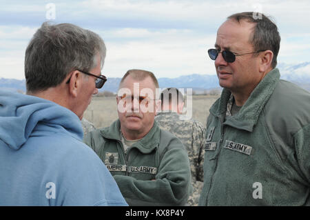 PROVO, Utah - der 197Th Special Truppen Unternehmen (A), die US-Armee zusammen mit Kollegen aus den Uganda People's Defence Force (UPDF) Feb.7-15 für aerial Delivery System einarbeiten und die Maßnahmen zur Erhöhung der ATLAS DROP 2011 übung Ziele. ATLAS DROP ist eine jährliche gemeinsame Antenne - Lieferung übung, die zusammen bringt US-Armee Personal mit Amtskollegen aus die UPDF. ATLAS DROP wurde 1996 als U.S. European Command - geförderte Übung, entworfen, um weitere Cross-selling-Training und die Interoperabilität zwischen den beiden Armeen in Unternehmen, bilaterale Airborne op eingeleitet Stockfoto