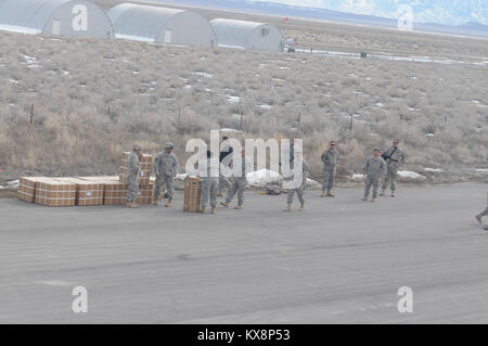 PROVO, Utah - der 197Th Special Truppen Unternehmen (A), die US-Armee zusammen mit Kollegen aus den Uganda People's Defence Force (UPDF) Feb.7-15 für aerial Delivery System einarbeiten und die Maßnahmen zur Erhöhung der ATLAS DROP 2011 übung Ziele. ATLAS DROP ist eine jährliche gemeinsame Antenne - Lieferung übung, die zusammen bringt US-Armee Personal mit Amtskollegen aus die UPDF. ATLAS DROP wurde 1996 als U.S. European Command - geförderte Übung, entworfen, um weitere Cross-selling-Training und die Interoperabilität zwischen den beiden Armeen in Unternehmen, bilaterale Airborne op eingeleitet Stockfoto