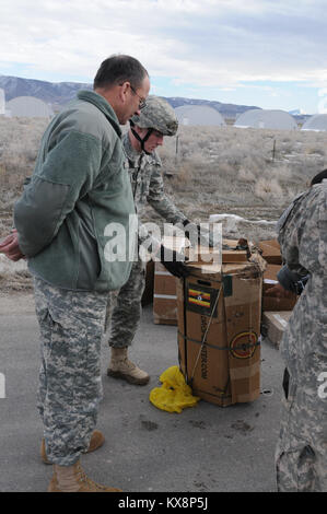 PROVO, Utah - der 197Th Special Truppen Unternehmen (A), die US-Armee zusammen mit Kollegen aus den Uganda People's Defence Force (UPDF) Feb.7-15 für aerial Delivery System einarbeiten und die Maßnahmen zur Erhöhung der ATLAS DROP 2011 übung Ziele. ATLAS DROP ist eine jährliche gemeinsame Antenne - Lieferung übung, die zusammen bringt US-Armee Personal mit Amtskollegen aus die UPDF. ATLAS DROP wurde 1996 als U.S. European Command - geförderte Übung, entworfen, um weitere Cross-selling-Training und die Interoperabilität zwischen den beiden Armeen in Unternehmen, bilaterale Airborne op eingeleitet Stockfoto