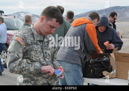 PROVO, Utah - der 197Th Special Truppen Unternehmen (A), die US-Armee zusammen mit Kollegen aus den Uganda People's Defence Force (UPDF) Feb.7-15 für aerial Delivery System einarbeiten und die Maßnahmen zur Erhöhung der ATLAS DROP 2011 übung Ziele. ATLAS DROP ist eine jährliche gemeinsame Antenne - Lieferung übung, die zusammen bringt US-Armee Personal mit Amtskollegen aus die UPDF. ATLAS DROP wurde 1996 als U.S. European Command - geförderte Übung, entworfen, um weitere Cross-selling-Training und die Interoperabilität zwischen den beiden Armeen in Unternehmen, bilaterale Airborne op eingeleitet Stockfoto