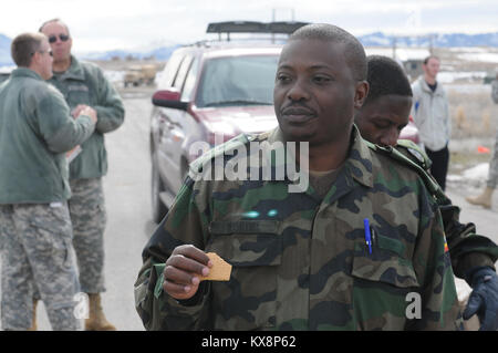 PROVO, Utah - der 197Th Special Truppen Unternehmen (A), die US-Armee zusammen mit Kollegen aus den Uganda People's Defence Force (UPDF) Feb.7-15 für aerial Delivery System einarbeiten und die Maßnahmen zur Erhöhung der ATLAS DROP 2011 übung Ziele. ATLAS DROP ist eine jährliche gemeinsame Antenne - Lieferung übung, die zusammen bringt US-Armee Personal mit Amtskollegen aus die UPDF. ATLAS DROP wurde 1996 als U.S. European Command - geförderte Übung, entworfen, um weitere Cross-selling-Training und die Interoperabilität zwischen den beiden Armeen in Unternehmen, bilaterale Airborne op eingeleitet Stockfoto