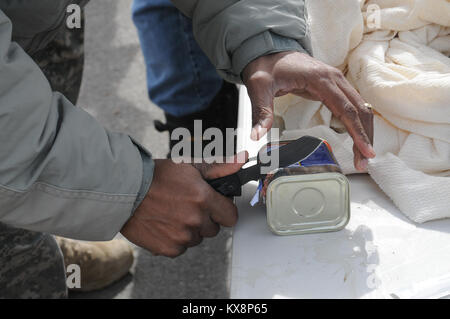 PROVO, Utah - der 197Th Special Truppen Unternehmen (A), die US-Armee zusammen mit Kollegen aus den Uganda People's Defence Force (UPDF) Feb.7-15 für aerial Delivery System einarbeiten und die Maßnahmen zur Erhöhung der ATLAS DROP 2011 übung Ziele. ATLAS DROP ist eine jährliche gemeinsame Antenne - Lieferung übung, die zusammen bringt US-Armee Personal mit Amtskollegen aus die UPDF. ATLAS DROP wurde 1996 als U.S. European Command - geförderte Übung, entworfen, um weitere Cross-selling-Training und die Interoperabilität zwischen den beiden Armeen in Unternehmen, bilaterale Airborne op eingeleitet Stockfoto