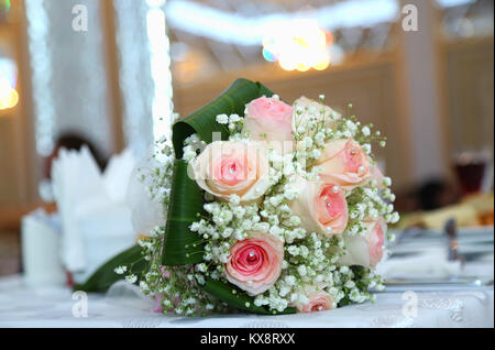 White Wedding und Engagement Flower Bouquet. Schönen Brautstrauß mit unterschiedlichen Blumen, Rosen. Hochzeit Details Stockfoto