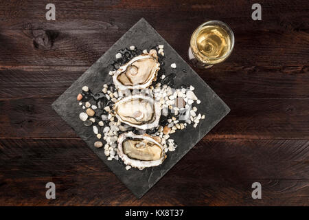 Overhead Foto von Austern mit Wein und Kopie Raum Stockfoto