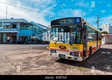 WAKAYAMA, Japan - 19. NOVEMBER 2015: Kumano loop Bus fährt zwischen wichtigen Reiseziele und Bus Terminal, wo in der Nähe Katsuura entfernt Stockfoto