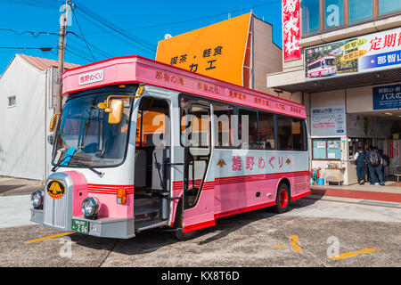 WAKAYAMA, Japan - 19. NOVEMBER 2015: Kumano loop Bus fährt zwischen wichtigen Reiseziele und Bus Terminal, wo in der Nähe Katsuura entfernt Stockfoto