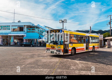 WAKAYAMA, Japan - 19. NOVEMBER 2015: Kumano loop Bus fährt zwischen wichtigen Reiseziele und Bus Terminal, wo in der Nähe Katsuura entfernt Stockfoto