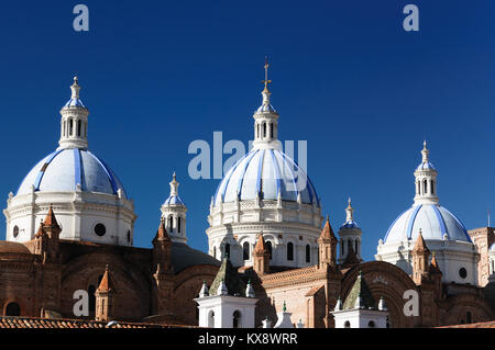 Cuenca ist eine beautifllly koloniale Stadt, mit historischen Denkmäler und architektonischen Schätze verpackt. Stadtbild - Altstadt - gewölbte Kathedrale Stockfoto