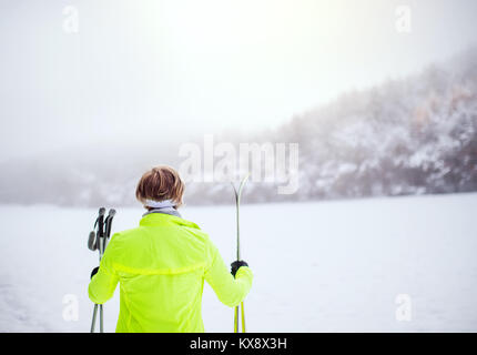 Ältere Frau, Langlaufen. Stockfoto