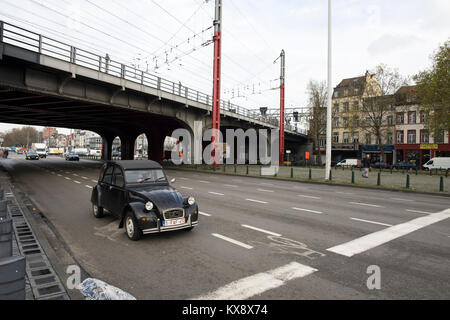 Brüssel/Belgien - 25. November 2017: Eine alte Käfer Auto als das einzige Auto auf einer Kreuzung in Brüssel mit dem Zug Brücke der South train Stati Stockfoto