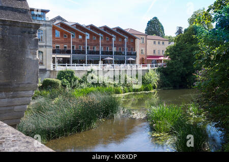 Moderne Sanierung des ehemaligen Gummi factorysite in Geschäften und Wohnungen am Ufer des Flusses Avon in Bradford on Avon Wiltshire England Großbritannien Stockfoto