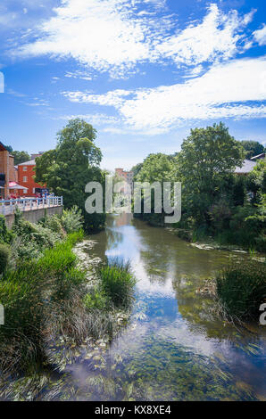 Himmel spiegelt sich in den Fluss Avon von Town Bridge in Bradford on Avon in Wiltshire England Großbritannien Stockfoto