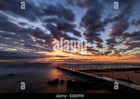 Newport Beach bei Sonnenaufgang, NSW, Australien Stockfoto