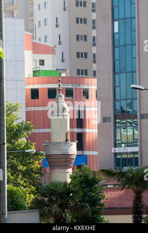 Zivilisation ändert. Das minarett domineered von Wolkenkratzern Stockfoto