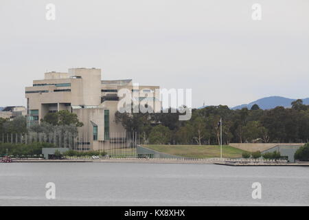 National Gallery von Australien gesehen von Regatta Point, über den Lake Burley Griffin, an einem bewölkten Tag. Stockfoto