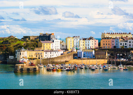 Abendsonne über dem Hafen von Tenby North Beach in Dyfed South Wales UK Stockfoto